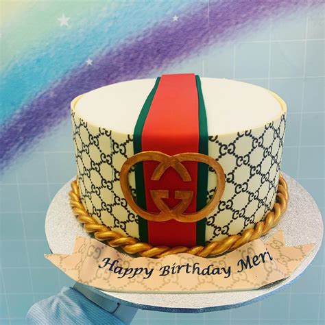 simple gucci cake